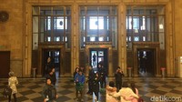 Gedung ini merupakan gedung multifungsi. Ada bioskop, museum, teater, kantor, toko buku, kolam renang, auditorium dan universitas Collagium Civitas yang ada di lantai 11 dan 12 (Odilia/detikTravel)
