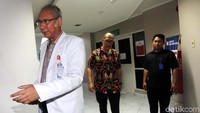 Menurut jaksa, Bimanesh memerintahkan perawat, Indri Astuti untuk membuang surat pengantar rawat inap dari IGD dan membuat surat pengantar dari poli yang sudah diisinya hingga meminta agar Indri pura-pura memasang infus pada Novanto.  (Foto: Lamhot Aritonang/detikcom)