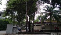 Bahan baku tiang lampu itu terdiri dari beberapa macam, tergantung dari jenis fungsi tiang itu sendiri.