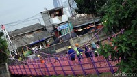 Pagar pengaman sengaja dipasang guna memberikan keamanan dan kenyamanan bagi warga yang ingin melintasi jembatan tersebut, terlebih untuk anak-anak.