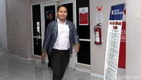 Penyidik keluar dari kamar 323, tempat Novanto dirawat.