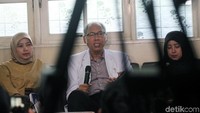 Ketua Tim Hukum DPN Peradi Supriyanto Refa menyebut nama Bimanesh ada di dalam Surat Pemberitahuan Dimulainya Penyidikan (SPDP) yang ditujukan KPK pada Fredrich. Dalam kasus ini, Fredrich telah menjadi tersangka kasus perintangan penyidikan korupsi e-KTP dengan tersangka Setya Novanto. (Foto: Lamhot Aritonang)