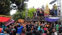 Foto: Tradisi unik yang diselenggarakan tiap tahun di Boyolali adalah Ngalap Berkah Saparan. Para warga akan berebut apem yang dibagi-bagikan. (Ragil Ajiyanto/detikTravel)