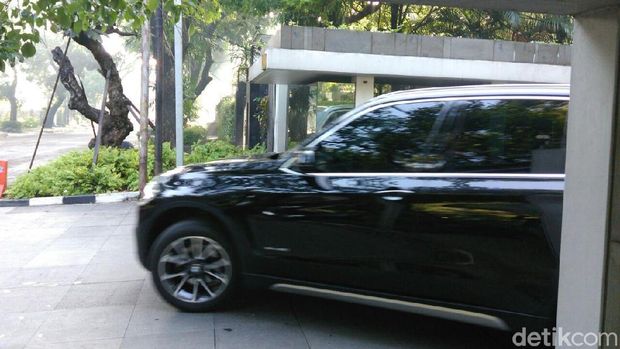 Mobil yang keluar dari kediaman Setya Novanto