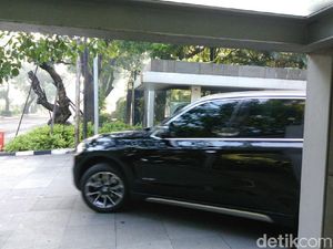 Foto Mobil yang Keluar dari Kediaman Setya Novanto