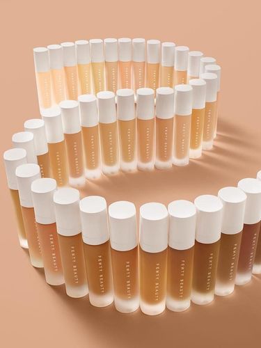 Produk Makeup Rihanna Vs Kylie Jenner, Punya Siapa yang Paling Laku?