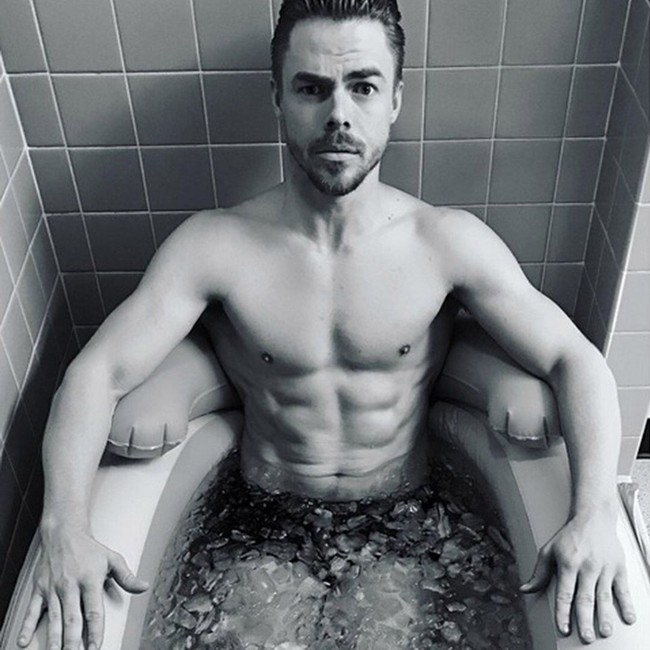  Derek Hough, penari dari kontes Dancing with the Stars pamer perut seksinya sambil berendam. Foto: Instagram