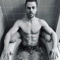  Derek Hough, penari dari kontes Dancing with the Stars pamer perut seksinya sambil berendam. Foto: Instagram