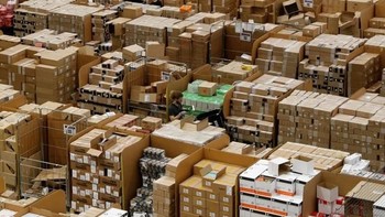 Gaji minimum itu berlaku untuk seluruh karyawan Amazon yang berjumlah 250 ribu orang di AS serta 100 ribu lagi yang disewa saat musim belanja. Di seluruh dunia, Amazon mempekerjakan sekitar 575 ribu orang. Foto: Reuters