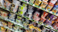Mie kemasan dengan rasa unik seperti kari keju atau tomat bisa jadi pilihan. Kemasannya praktis, ringan dan rasanya enak sehingga mie ini jadi pilihan oleh-oleh tepat. Foto: Istimewa