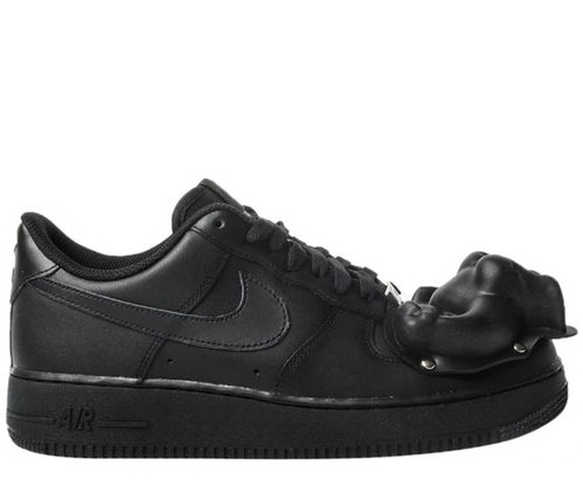 Comme de Garcons x Nike, 370 euro atau Rp 6 jutaan. Foto: Ist.