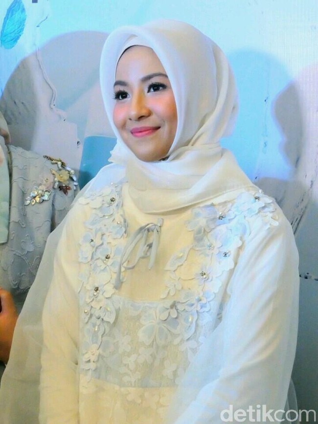 Selain itu, ibu dua anak yang baru mengenakan hijab selama dua tahun ini pun menjelaskan saat ini dirinya sudah terbiasa mengenakan hijab dan akan tetap istiqomah. Udah nggak ngerasa panas atau ribet lagi ya karena hati aku juga udah ikhlas untuk pakai hijab, tuturnya Foto: Anggi Mayasari/Wolipop