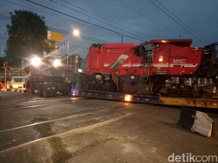 Truk Muatan Alat Berat Nyangkut di Perlintasan KA Tanjung Barat