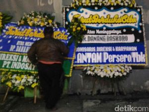Rumah Duka Danang Baskoro Banjir Karangan Bunga