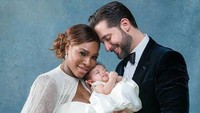 Serena mengenakan gaun putih sedangkan Ohanian memakai blazer hitam. Putri mereka, Alexis Olympia Ohanian Jr., juga mengenakan kostum senada dengan Serena.  (instagram)