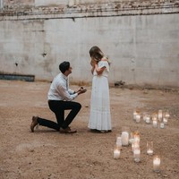 Romantisnya melamar pasangan di reruntuhan gereja tua ditambah dekorasi lilin-lilin. Foto: Dok. Brides.com