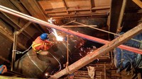 Pekerja melakukan pemotongan pipa saat relokasi pipa diameter 1200 mm sepanjang 225 meter di Jl. Kartini, Lebak Bulus Jakarta Selatan Jumat, 17 November 2017 malam. Pool/Palyja.