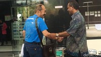 Menurut Fredrich Novanto hanya sekali bangun untuk ke toilet. Baru kemudian beliau mau buang air kecil bangun sebentar. Saya tanya, Gimana Pak (kondisi-red), Aku masih lemes, tutur Fredrich menirukan jawaban Novanto. (Foto: Indra Komara/detikcom)