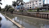 Kali yang dulu airnya berwarna hitam dan menimbulkan bau menyengat, kini sudah terlihat jauh lebih baik.
