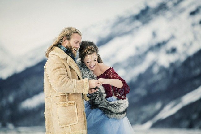 Lamaran di tengah musim dingin di antara pegunungan es dengan cincin berlian terpasang di jari manis, sungguh romantis. Foto: Dok. Brides.com