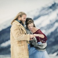 Lamaran di tengah musim dingin di antara pegunungan es dengan cincin berlian terpasang di jari manis, sungguh romantis. Foto: Dok. Brides.com