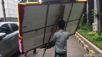 Pengantar bunga pun memindah karangan bunga itu. Foto: Indra Komara/detikcom