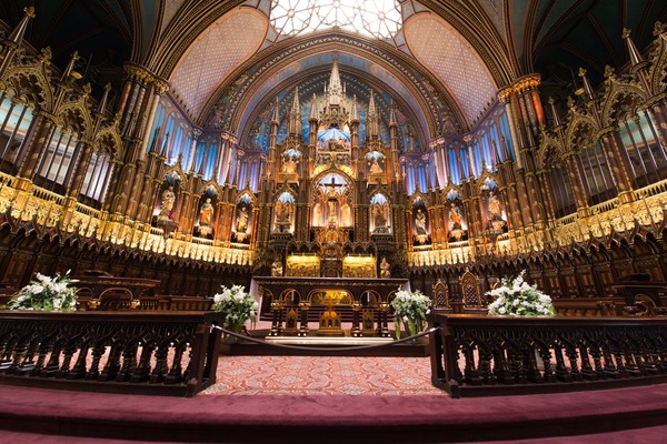 Siapapun akan dibuat berdecak kagum oleh desain interior dari gereja ini. Jendela kaca yang klasik, langit-langit yang indah, serta interior yang menghiasi dalam gereja membuat mata enggan berkedip! (Thinkstock) Siapapun akan dibuat berdecak kagum oleh desain interior dari gereja ini. Jendela kaca yang klasik, langit-langit yang indah, serta interior yang menghiasi dalam gereja membuat mata enggan berkedip! (Thinkstock)