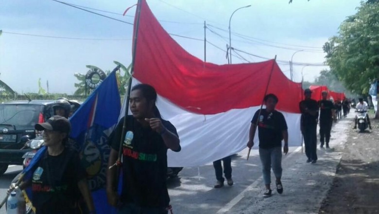 Kirab Bendera Ramaikan Gerak Jalan Perjuangan Mojosuro Kirab Bendera Ramaikan Gerak Jalan Perjuangan Mojosuro