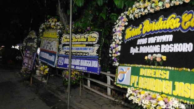Rumah Duka Danang Baskoro Banjir Karangan Bunga