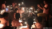 Suara merdu TRCC melantunkan lagu-lagu yang dibuat oleh komposer muda, Elwin Hendrijanto dan diiringi oleh salah satu orkestra terbaik di Indonesia, Jakarta Concert Orchestra dengan konduktor Avip Priatna.