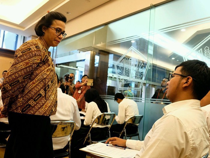 Menteri Keuangan memantau langsung proses seleksi CPNS Kementerian Keuangan di Kantor Ditjen Pajak, Jakarta Selatan. Ia ingin memastikan proses rekrutmen CPNS berjalan lancar.