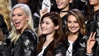 Karlie Kloss, Sui He dan Sanne Vloet tampil di Mercedes-Benz Arena Shanghai, China. Foto: Theo Wargo/Getty Images for Victorias Secret
