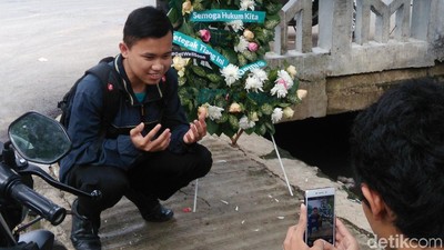 Tiang Lampu Novanto Jadi Spot Selfie Warga, Posenya Lucu-lucu
