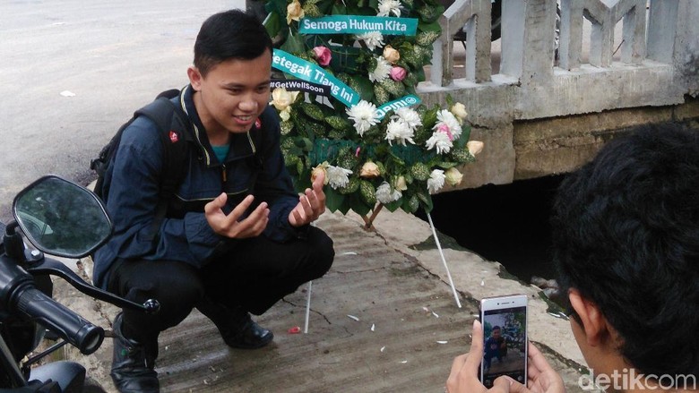 Tiang Lokasi Kecelakaan Setya Novanto Booming, Banyak Warga Selfie Tiang Lokasi Kecelakaan Setya Novanto Booming, Banyak Warga Selfie
