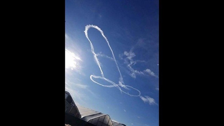 Ulah kekanak-kanakan pilot di udara (@adamrg/Twitter) Ulah kekanak-kanakan pilot di udara (@adamrg/Twitter)
