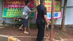 Foto: Karangan Bunga Papa Tiang Listrik Dipindah, Lalu Ditutup