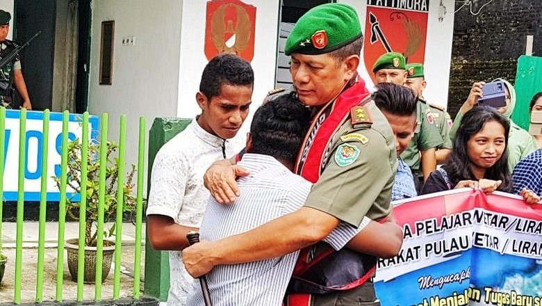 Pindah ke Kodam III, Mayjen Doni Dapat Gelar Warga Kehormatan Ambon Pindah ke Kodam III, Mayjen Doni Dapat Gelar Warga Kehormatan Ambon