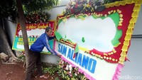 Petugas merusakan karangan bunga Papa Tiang Listrik.
