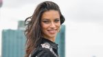 Adriana Lima Kasih Ciuman untuk Kalian Nih, Gengs!