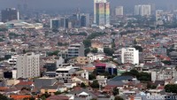 Dengan rata-rata laju pertumbuhan penduduk mencapai 1,4 persen per tahun atau 135 ribu jiwa per tahun serta kepadatan penduduk di wilayah DKI Jakarta sebanyak 14.476 jiwa per kilometer persegi mampu memicu berbagai masalah khas perkotaan seperti tata ruang, kesehatan, kemiskinan dan kriminalitas.