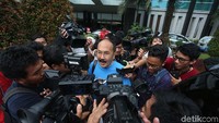 Hari ini masih belum pulih masih lemah. Jadi beliau juga tidur terus, kata Fredrich saat diwawancarai wartawan di RSCM Kencana, Jalan Diponegoro, Jakarta Pusat, Sabtu (18/11/2017).