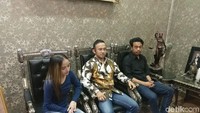Biondi menyesali perbuatannya dan mengaku tak memiliki niat untuk menyakiti hewan. Saya menyesal dan meminta maaf. Itu (beri minuman) hanya spontanitas saja, tidak ada niatan untuk menyakiti hewan, ujar Biondi di Kantor Kuasa Hukum M Ali Nurdin, Jalan Dago Asri, Kota Bandung, Sabtu (18/11/2017) sore.