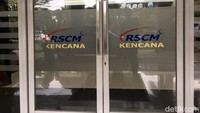 Berdasarkan pantauan detikcom, sekitar pukul 08.00 WIB, Sabtu (18/11/2017), tak terlihat personel kepolisian yang berjaga di depan pintu masuk RSCM.