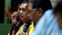 Hadir sebagai pembicara dalam diskusi tersebut, antara lain Pakar Hukum Pidana, Abdul Fickar Hadjar, Ketua DPD 1 Partai Golkar Nusa Tenggara Timur Melki Lana Lena, Direktur Eksekutif Polcomm Institute, Heri Budianto, serta Mantan Fungsionaris Golkar, Poempida Hidayatulloh.