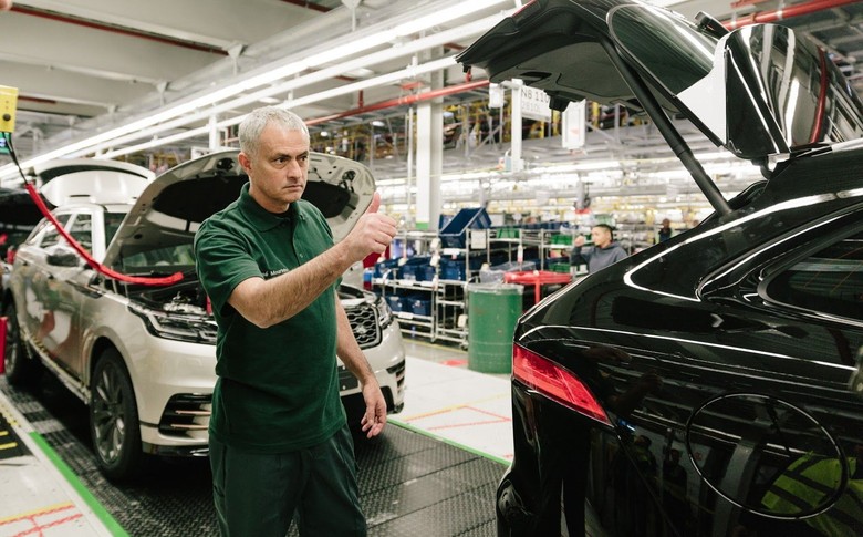 Saat Jose Mourinho jadi mandor di pabrik mobil Jaguar. Foto: Carscoops Saat Jose Mourinho jadi mandor di pabrik mobil Jaguar. Foto: Carscoops