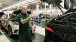 Kok Jose Mourinho Jadi Mandor di Pabrik Jaguar Land Rover?