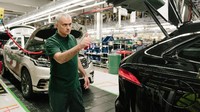 Pengalaman yang luar biasa untuk mengunjungi pabrik Jaguar dan melihat semua mobil, teknologi, dan para pekerja yang membuat mobil menjadi sangat cantik, kata Mourinho. Foto: Carscoops