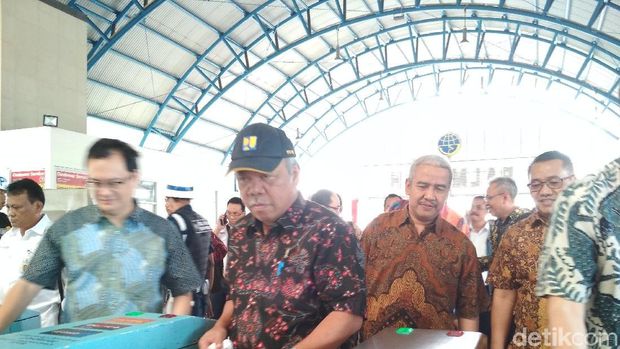 Menteri Budi dan Basuki Pagi-pagi Naik KRL, Mau ke Mana?