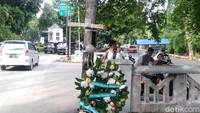 Tiang lampu yang ditabrak mobil yang membawa Setya Novanto hari ini sudah berhias karangan bunga dan mainan serupa kodok. Foto: Tsarina Maharani/detikcom