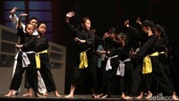 Pementasan yang didukung Galeri Indonesia Kaya ini disutradarai Wawan Sofwan menggunakan konsep koreografer Eki Dance Company serta iringan salah satu orkestra terbaik Indonesia, Jakarta Concert Orchestra dengan konduktor Avip Priatna.